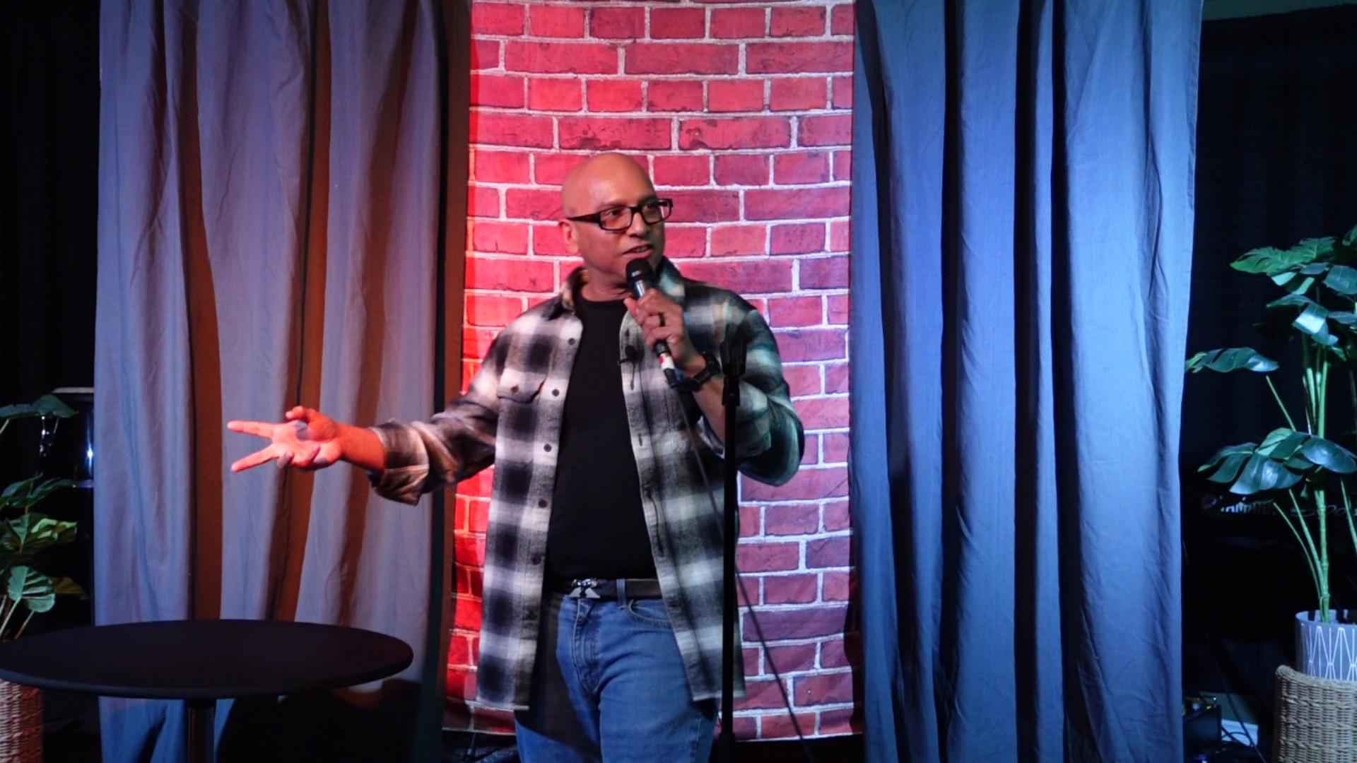 Colin performing at Glen's Den